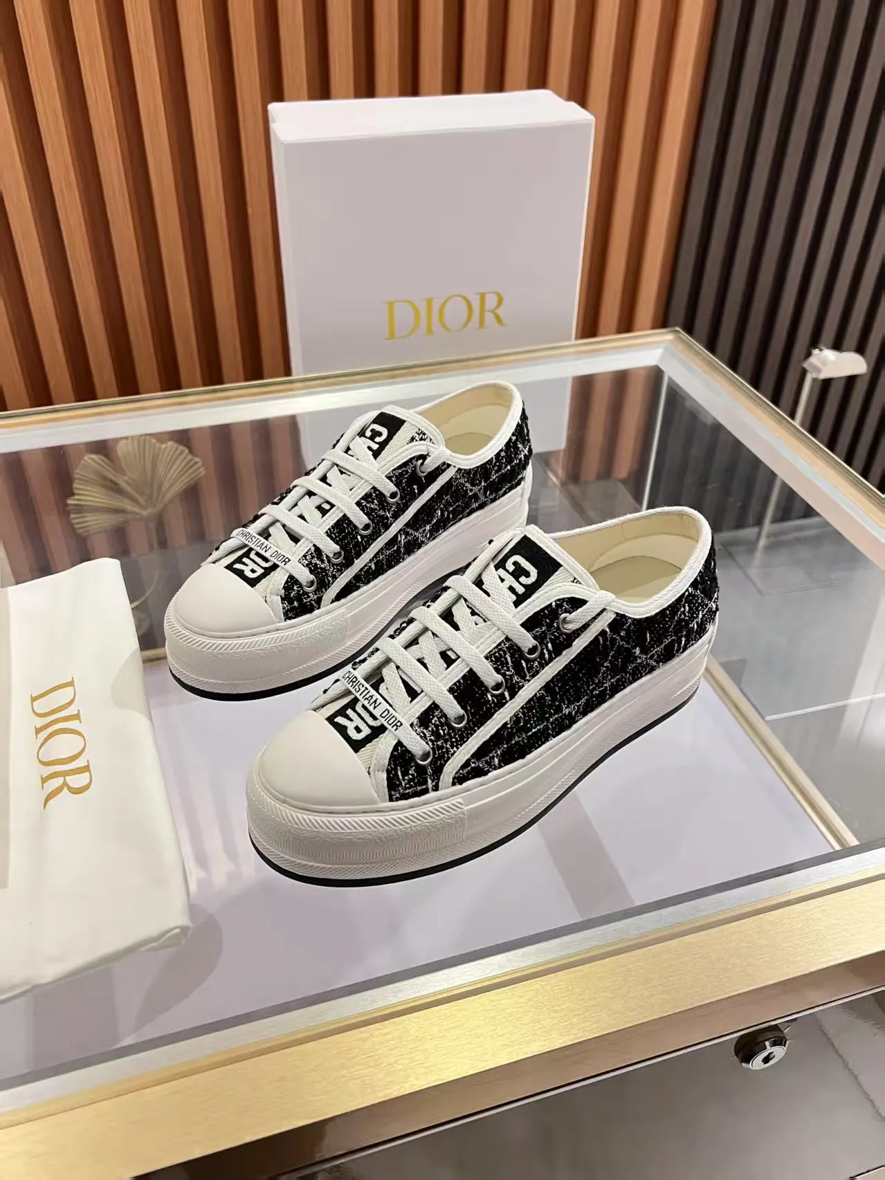 👟👟Ex-factory price 520👟👟 Walk‘n’Dior embroidered mid-top casual shoes are new in 2025. On the fashion stage, Dior embroidered shoes are the well-deserved protagonist. Delicate stitching is used on the upper, every stitch is devoted to the craftsman's efforts, and every thread is woven with artistic poetry. From complex floral patterns to smart geometric textures, embroidery is like the magic that gives shoes life, allowing them to show dynamic beauty even in static conditions.   Wearing Dior embroidered shoes feels like stepping into a dream world full of art. It is not only a pair of shoes, but also a walking piece of art that perfectly integrates fashion and culture. Whether you are strolling on the bustling city streets or attending important social occasions, Dior embroidered shoes can add unique charm to your style and become the focus of everyone's attention.   Choosing Dior embroidered shoes means choosing a persistent pursuit of quality and a unique understanding of fashion. Let it accompany you through every wonderful moment and leave your own fashion mark.  Material: Sheepskin lining, feet, silk cowhide, size 35-41, heel height 5cm